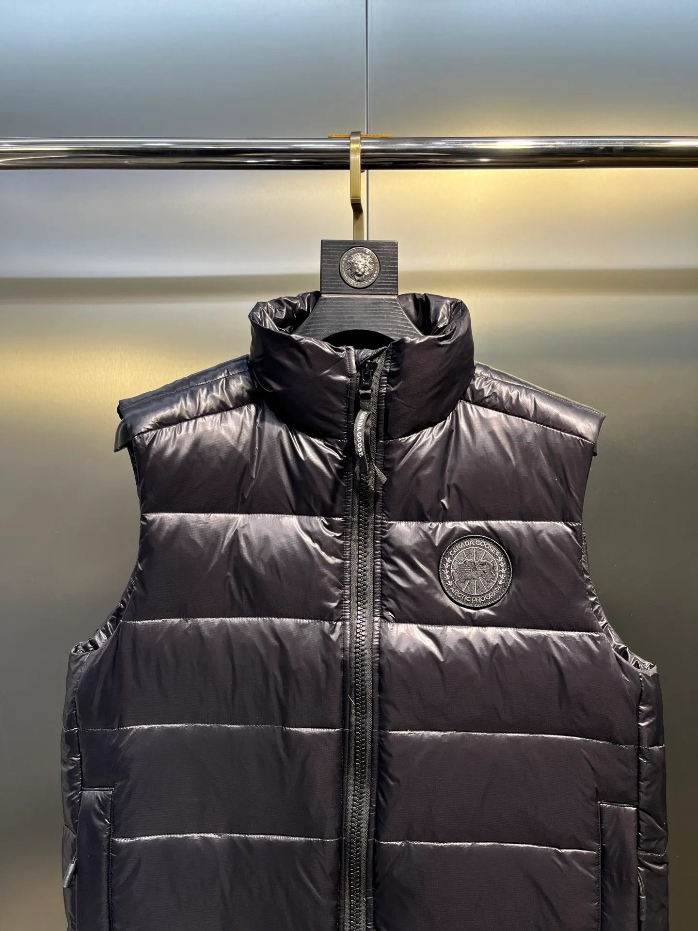 P560 Canadian brand CanadaGoose men's and women's CROFTON lightweight down vest 2229M DWR water-repellent treatment WindWall windproof fabric 700 fleece filling original mold opening details one to one production The upper body effect is stunning Exclusively available on the Xiaohongshu purchasing platform The highest version on the market Size: XS S M L XL XXL